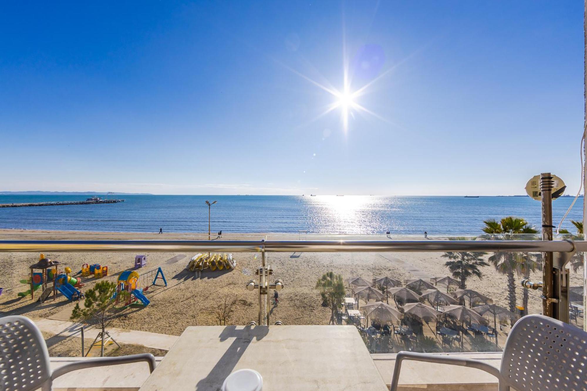 The Beachfront Apartment Дуррес Екстер'єр фото